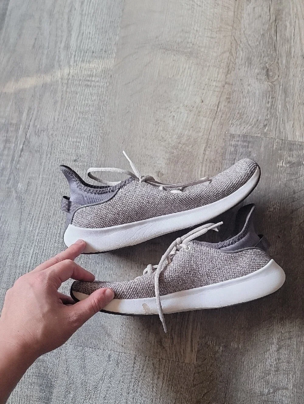 Adidas Size 9 Women's Knit Running Sneakers in Light Gray with White Stripes